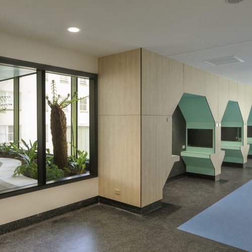 Architects: Lyons in collaboration with Terrior
Client: Tasmanian Department of Health
Builder: John Holland Fairbrother Joint Venture
Photography: John Gollings
Product: high pressure laminates in 620 Timber and 486 Aqua